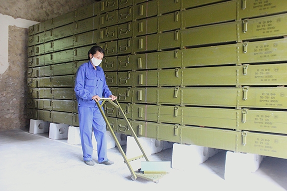 Đại úy QNCN Nguyễn Thị Thu Hoài bên thiết bị soi kiểm tra mối.